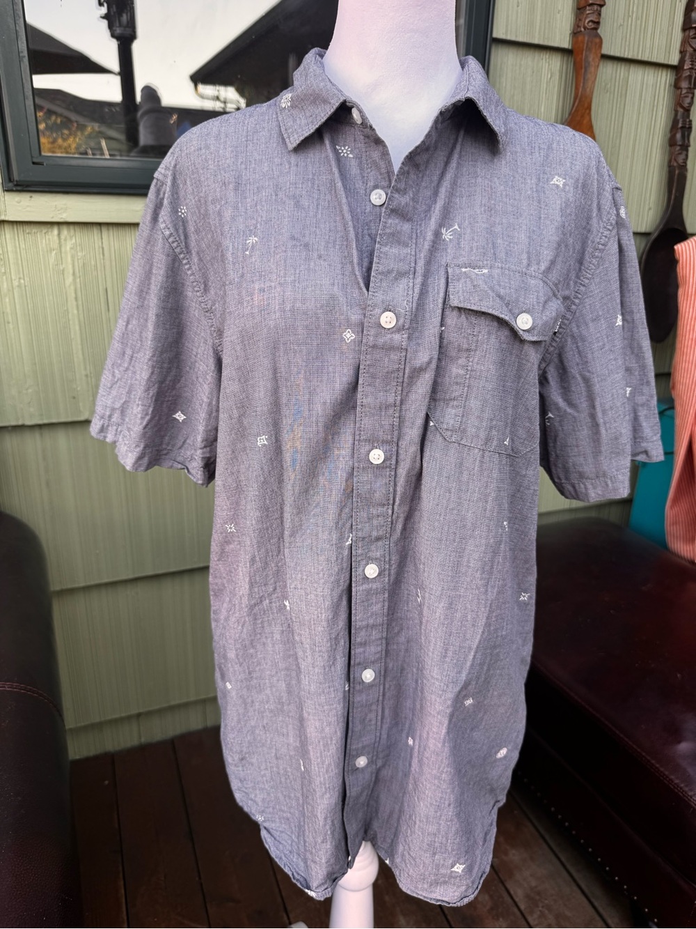 Vans Men's Short-Sleeve Button-Down Shirt in Light Gray with Subtle White Motifs